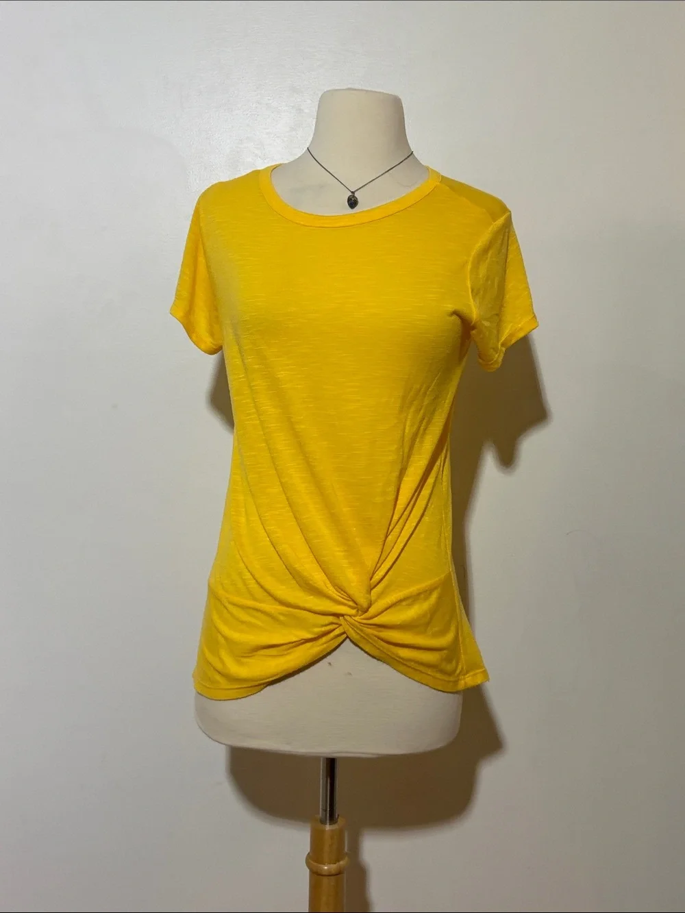 just‎ be Yellow Twist-Knot Short Sleeve Tee